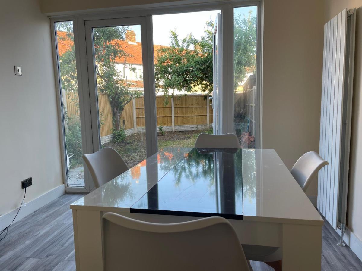 Modern 4-Bedroom Entire House With Garden Uxbridge Buitenkant foto