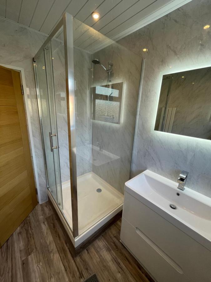Modern 4-Bedroom Entire House With Garden Uxbridge Buitenkant foto