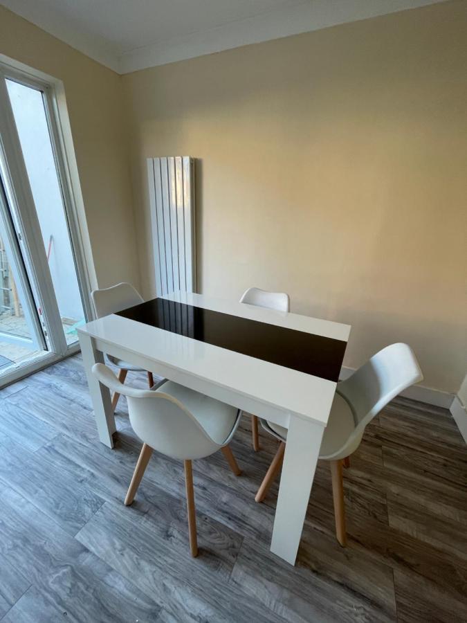 Modern 4-Bedroom Entire House With Garden Uxbridge Buitenkant foto