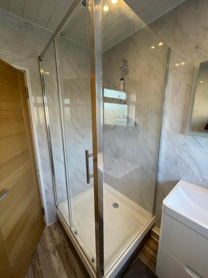 Modern 4-Bedroom Entire House With Garden Uxbridge Buitenkant foto